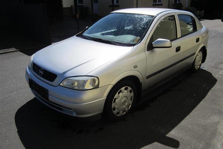 Sølv Opel Astra fra 2005