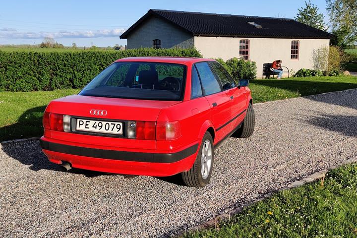 Rød Audi 80 fra 1993
