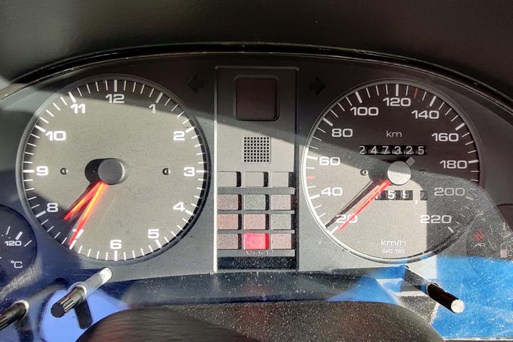 Rød Audi 80 fra 1993