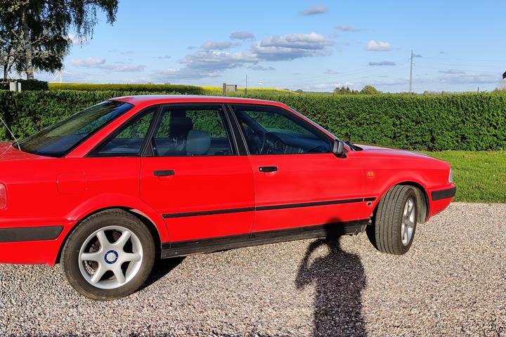 Rød Audi 80 fra 1993