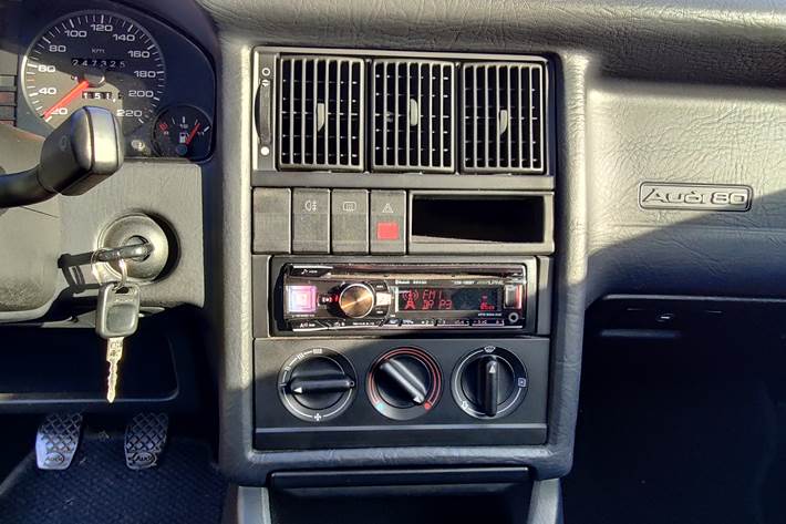 Rød Audi 80 fra 1993