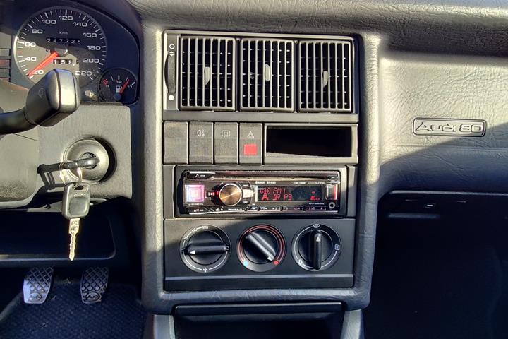 Rød Audi 80 fra 1993