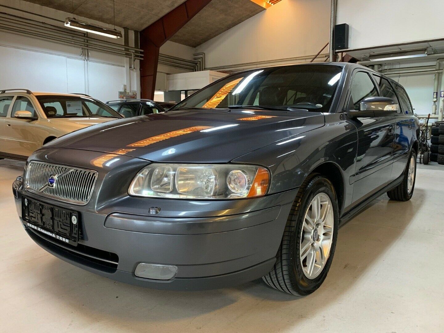 Grå Volvo V70 fra 2007