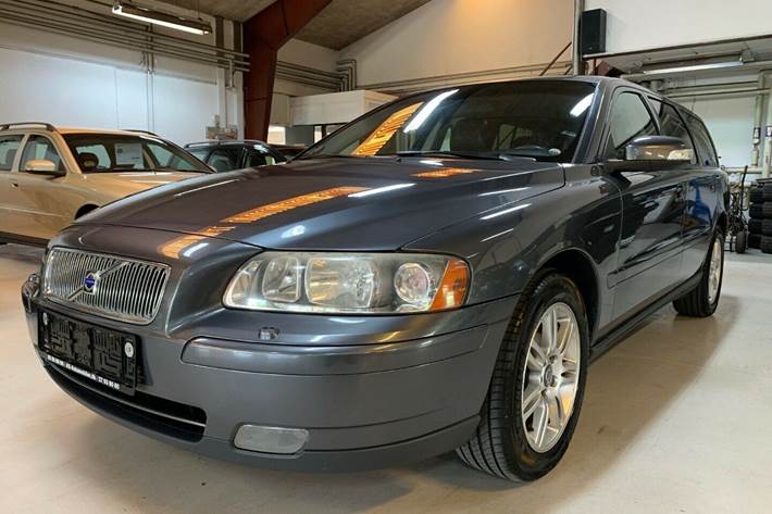Grå Volvo V70 fra 2007