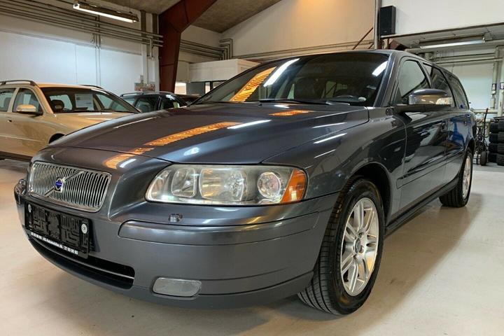 Grå Volvo V70 fra 2007