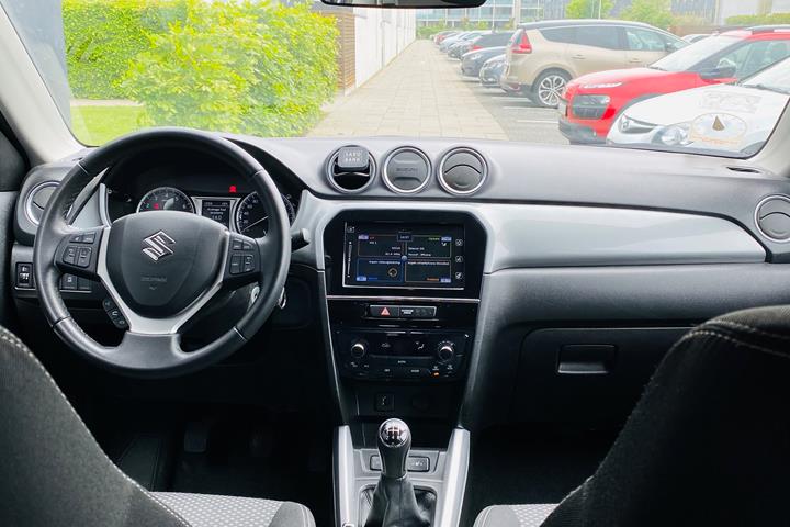 Grå Suzuki Vitara fra 2015