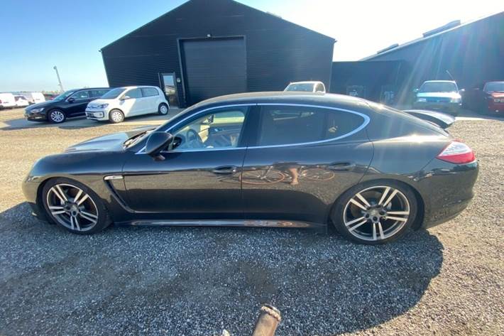 Grå Porsche Panamera 4S fra 2010