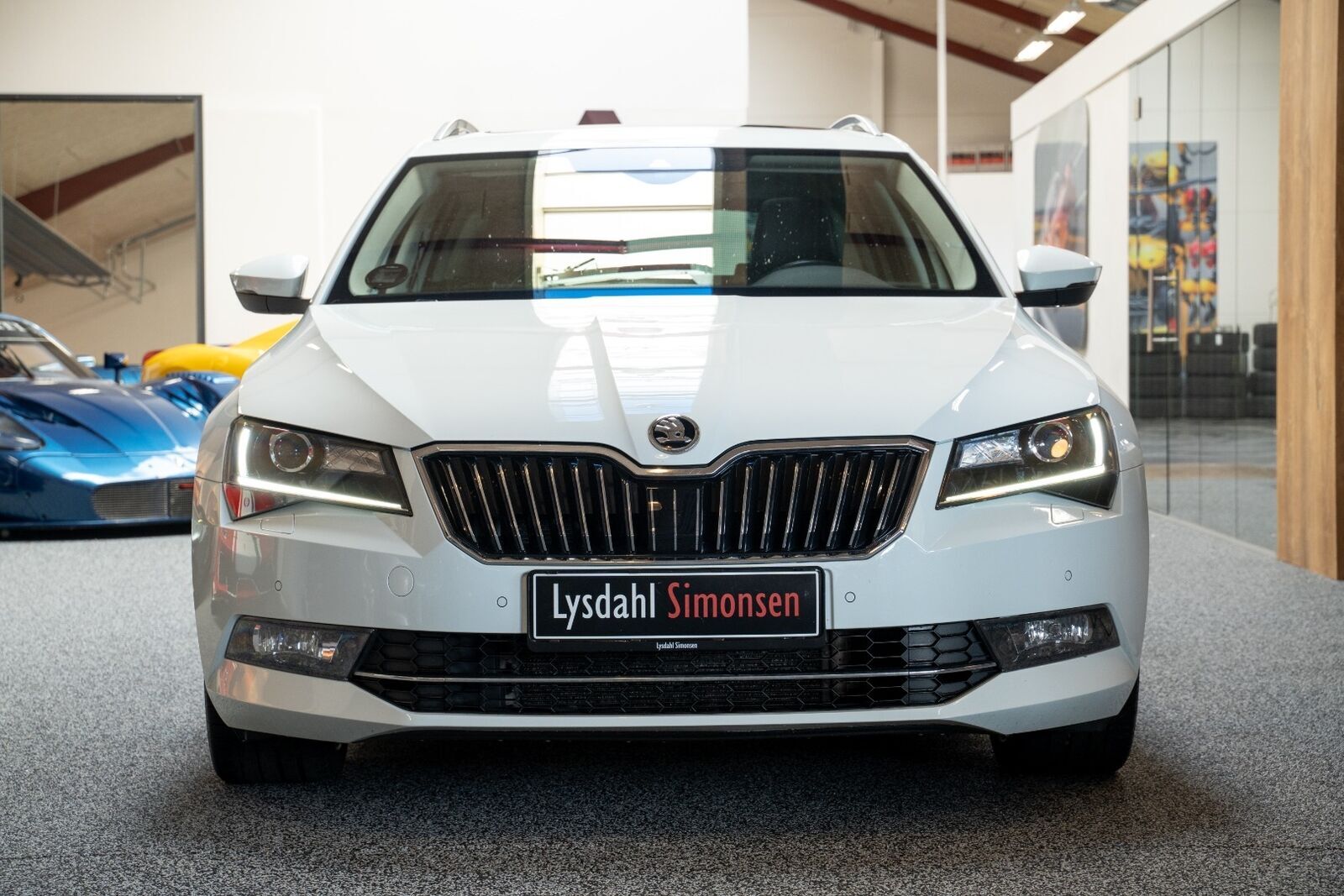 Grå Skoda Superb fra 2016