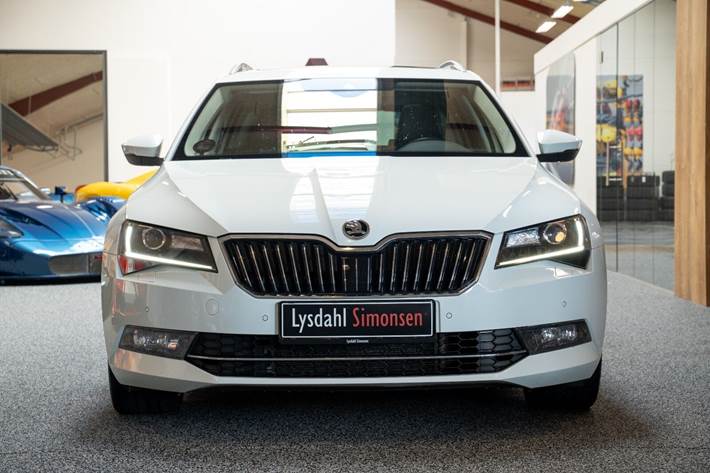 Grå Skoda Superb fra 2016