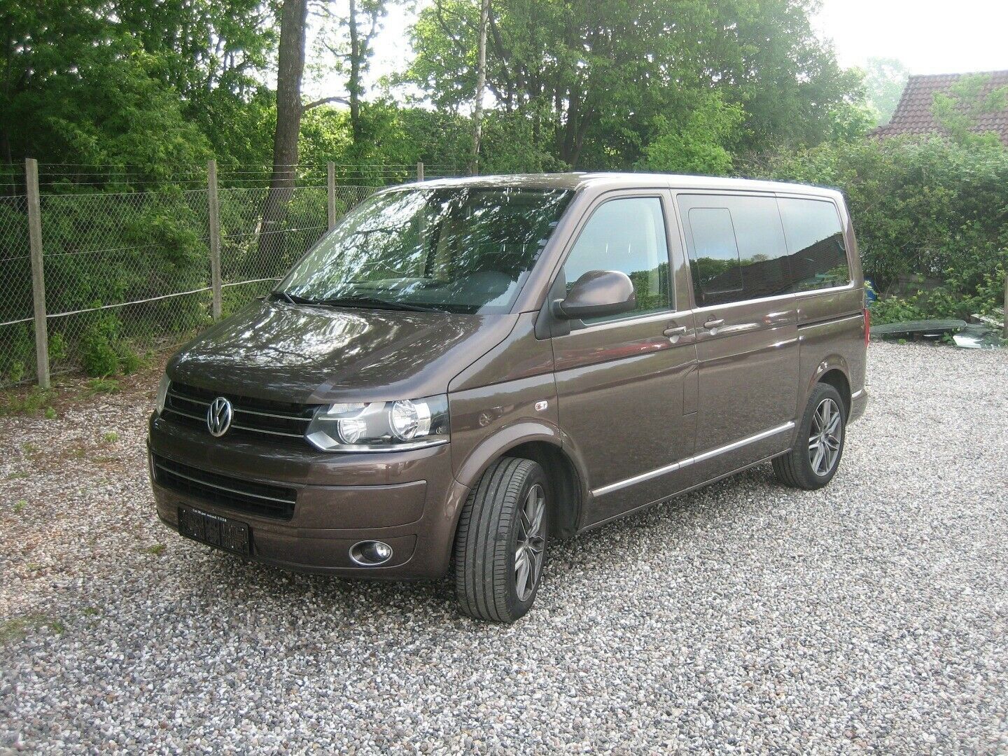 Brun VW Multivan fra 2011