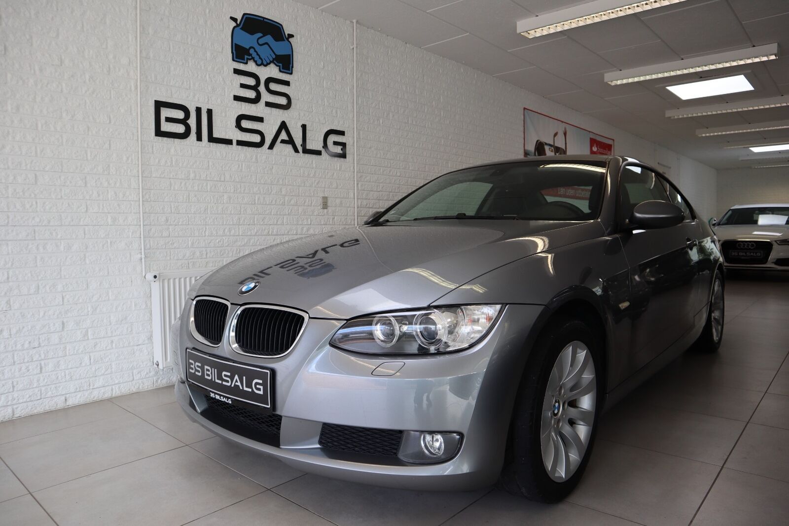 Grå BMW 320i fra 2009