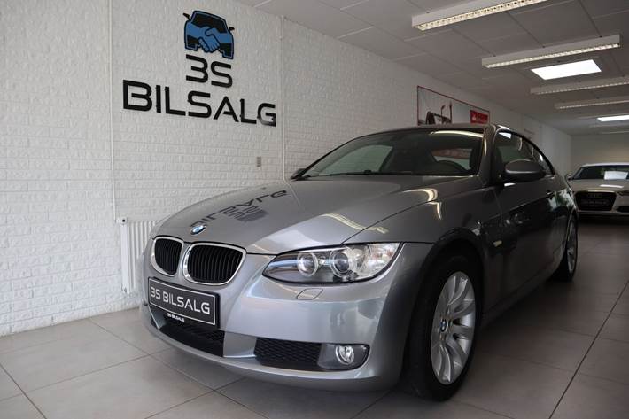 Grå BMW 320i fra 2009