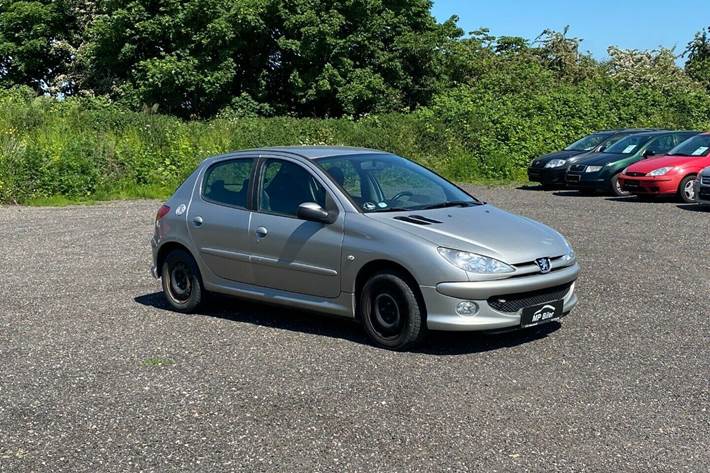 Grå Peugeot 206 fra 2008