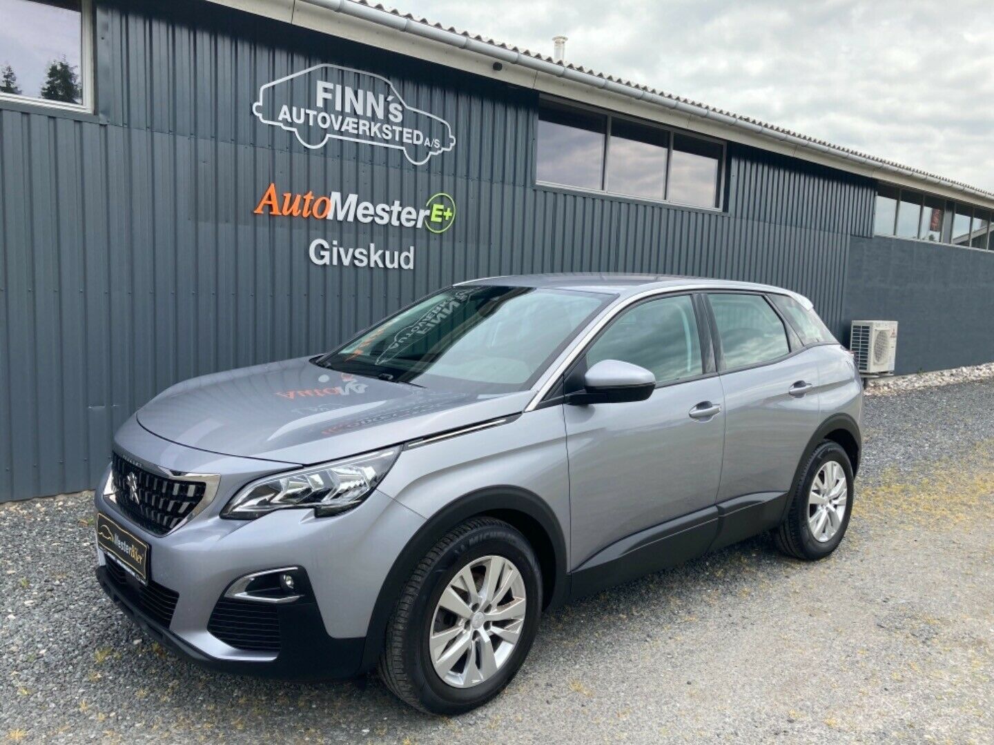 Grå Peugeot 3008 fra 2018