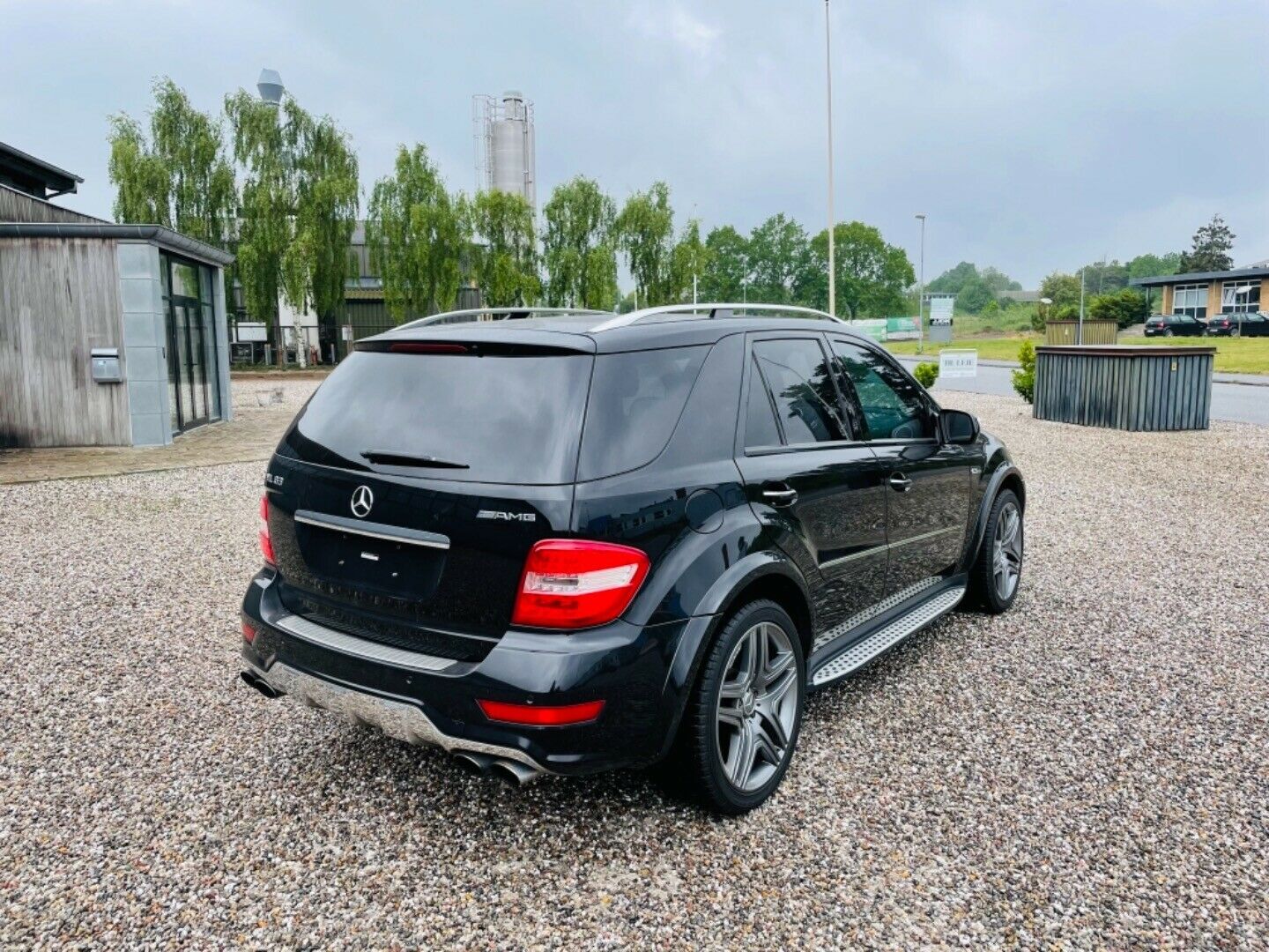 Grå Mercedes ML63 fra 2008