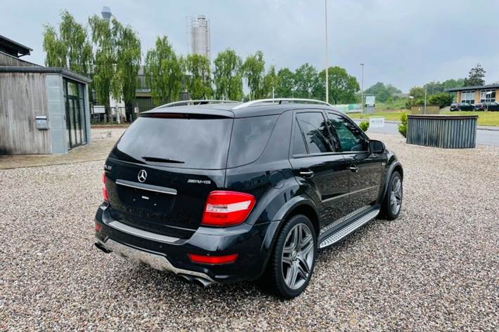 Grå Mercedes ML63 fra 2008