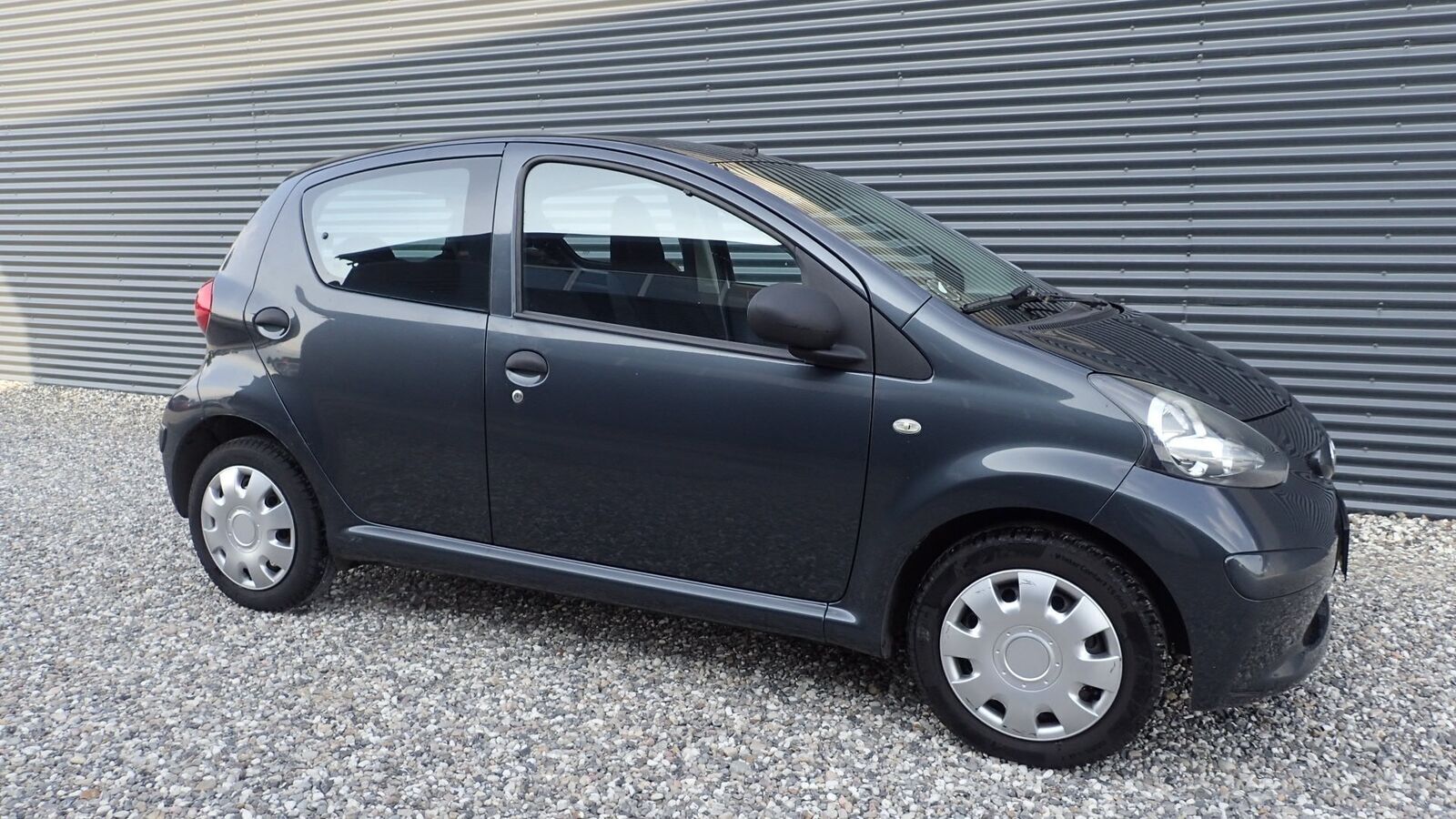Grå Toyota Aygo fra 2008
