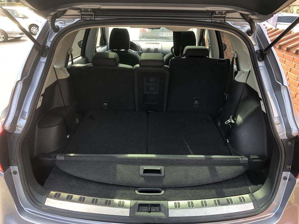 Blå Nissan Qashqai fra 2011