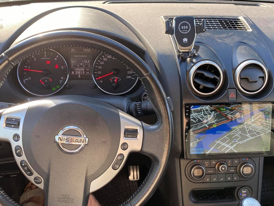 Blå Nissan Qashqai fra 2011