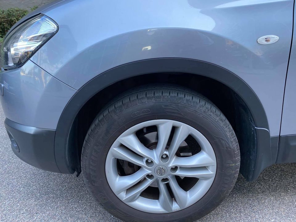 Blå Nissan Qashqai fra 2011