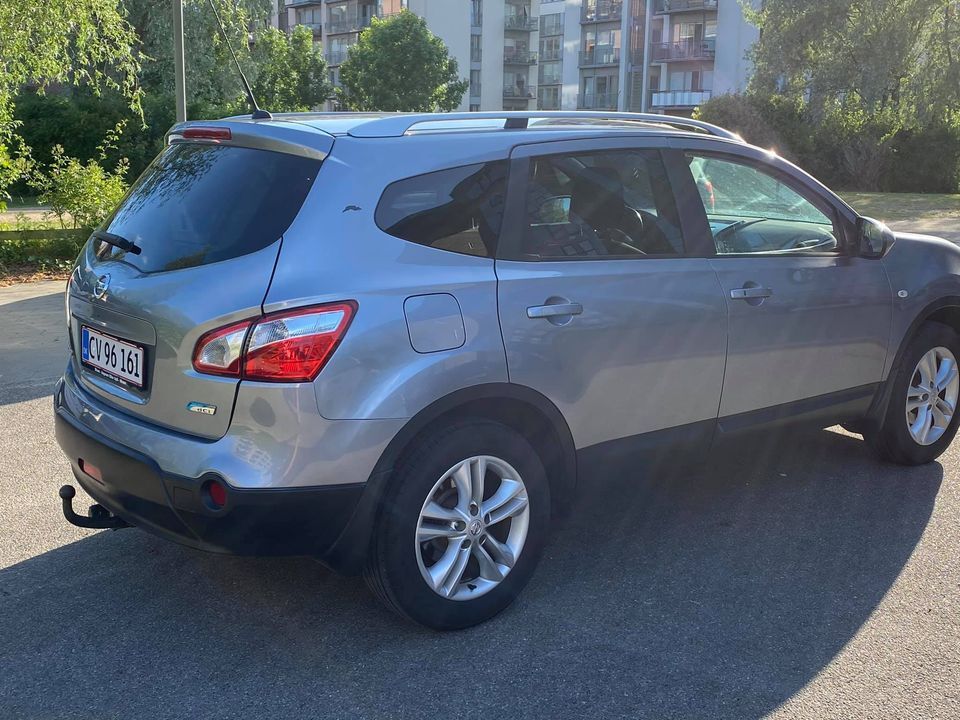 Blå Nissan Qashqai fra 2011