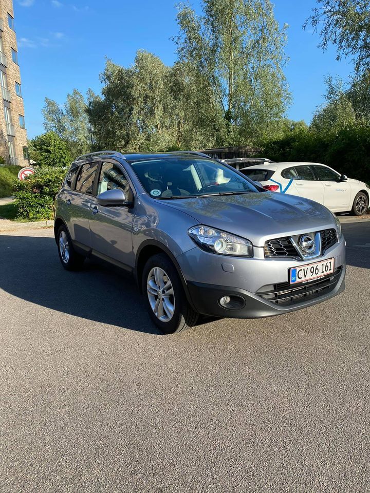 Blå Nissan Qashqai fra 2011