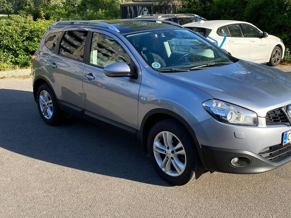 Blå Nissan Qashqai fra 2011
