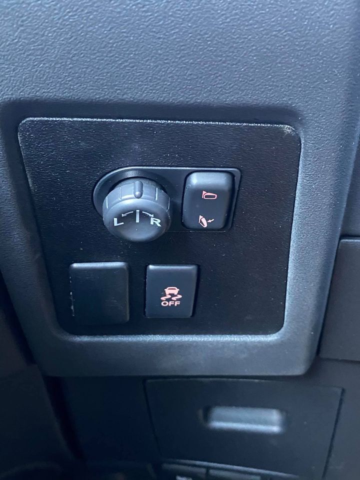 Blå Nissan Qashqai fra 2011