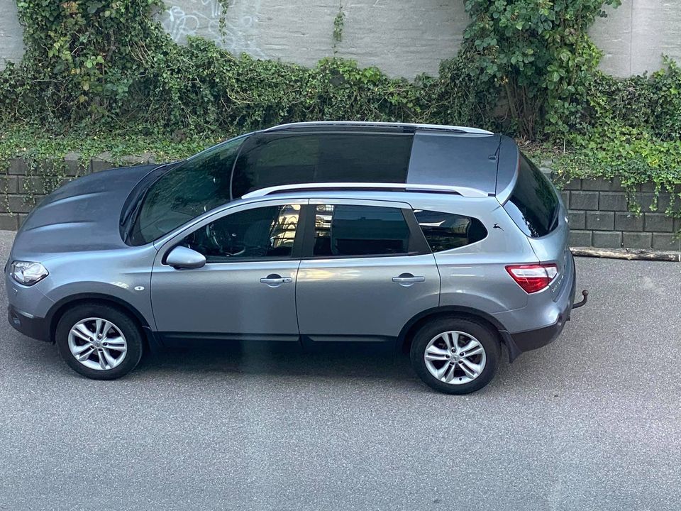 Blå Nissan Qashqai fra 2011