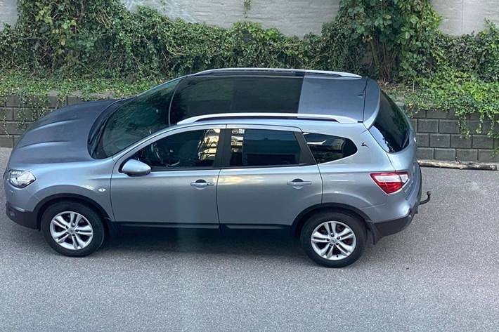 Blå Nissan Qashqai fra 2011