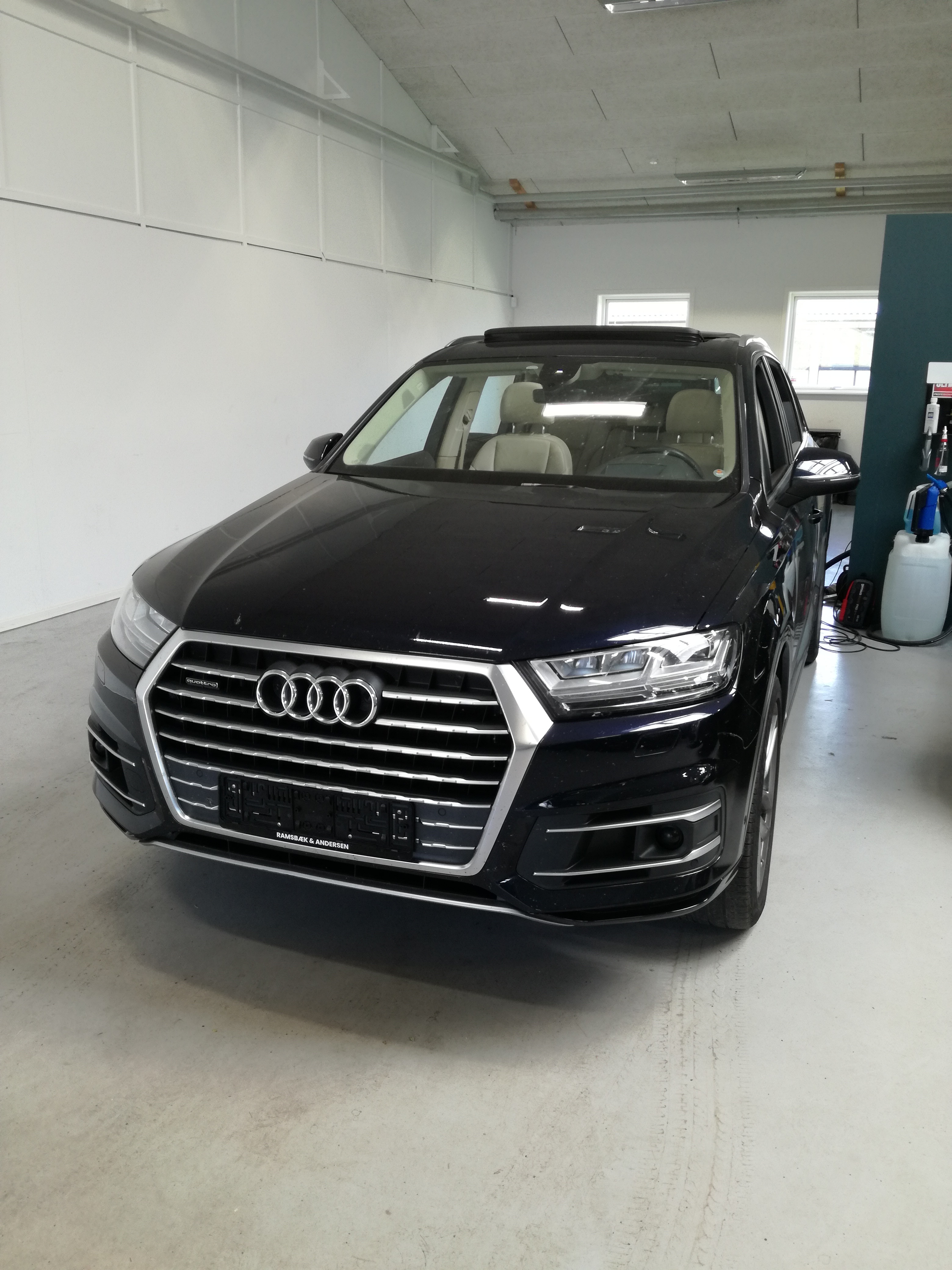 Blå Audi Q7 fra 2016