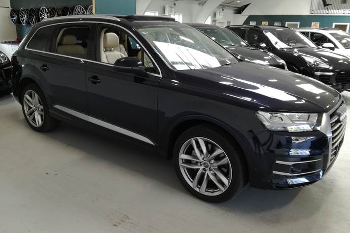 Blå Audi Q7 fra 2016
