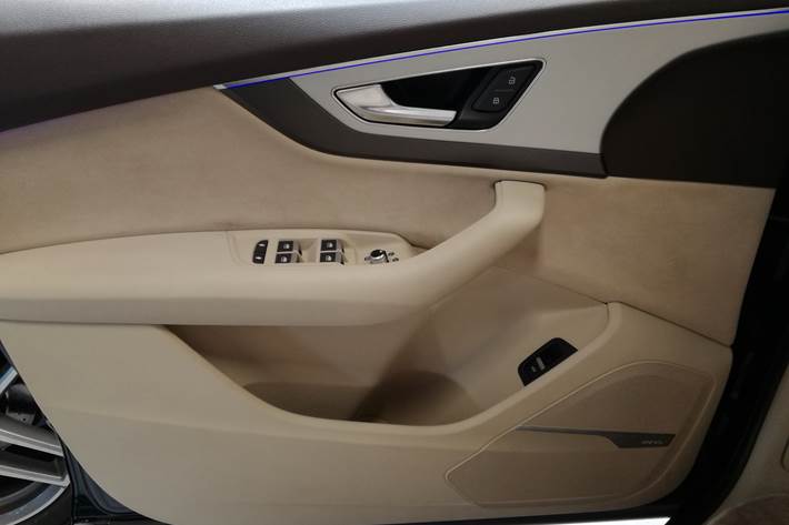 Blå Audi Q7 fra 2016