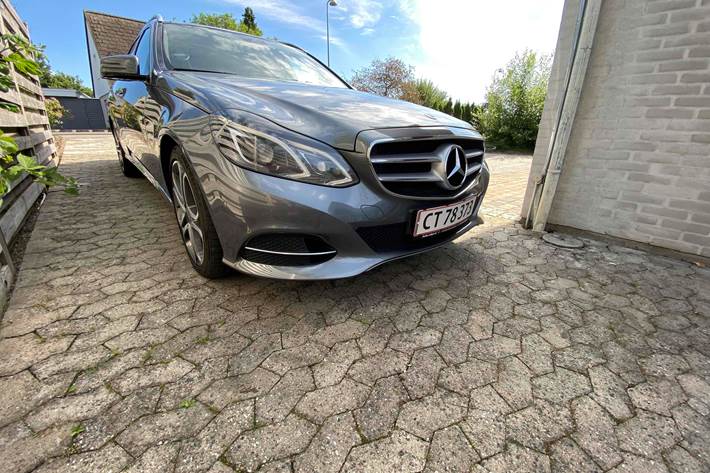 Grå Mercedes E350 fra 2015