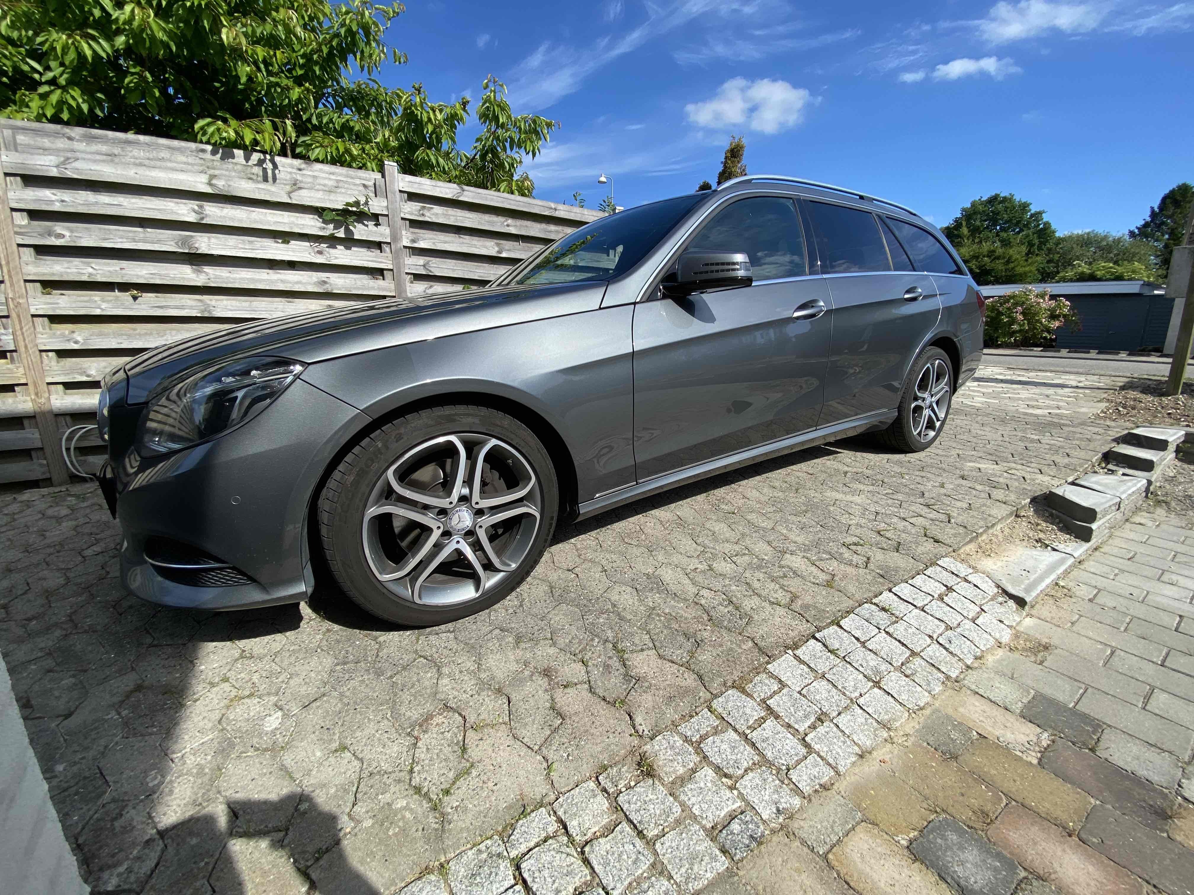 Grå Mercedes E350 fra 2015