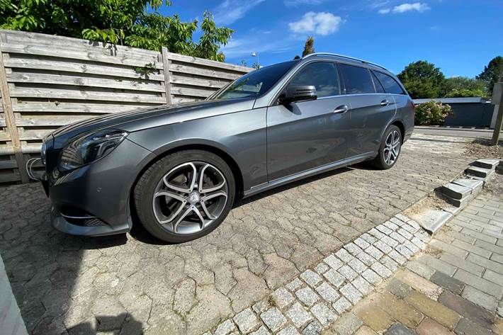 Grå Mercedes E350 fra 2015