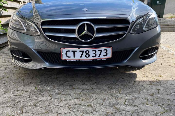 Grå Mercedes E350 fra 2015