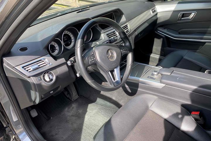 Grå Mercedes E350 fra 2015