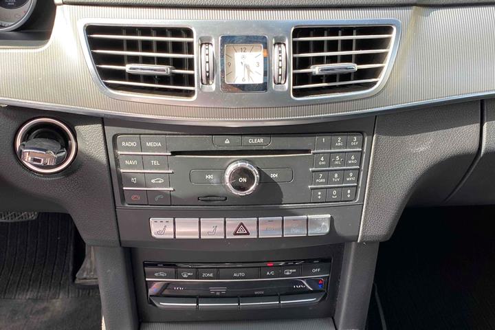 Grå Mercedes E350 fra 2015