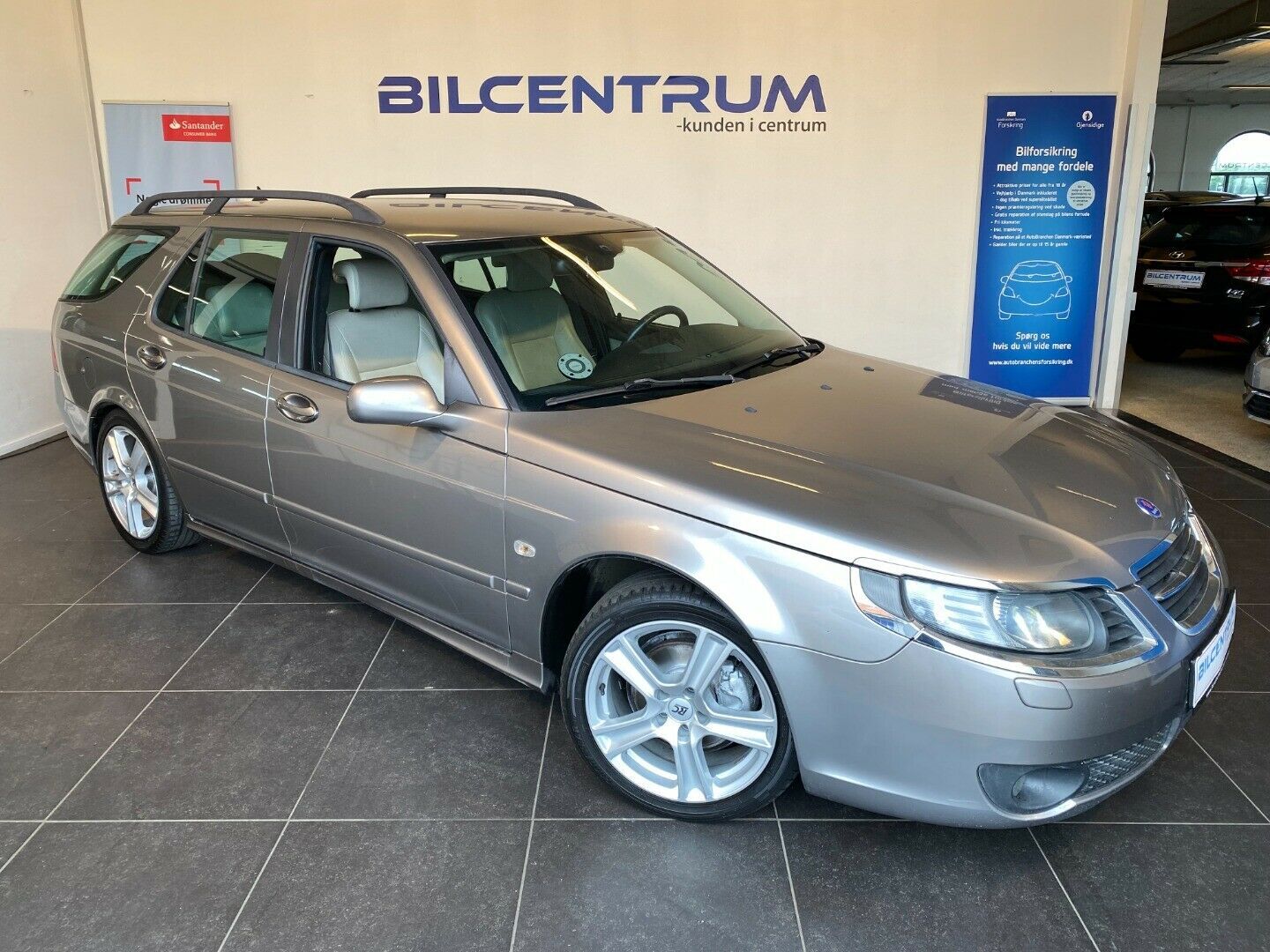 Grå Saab 9-5 fra 2006