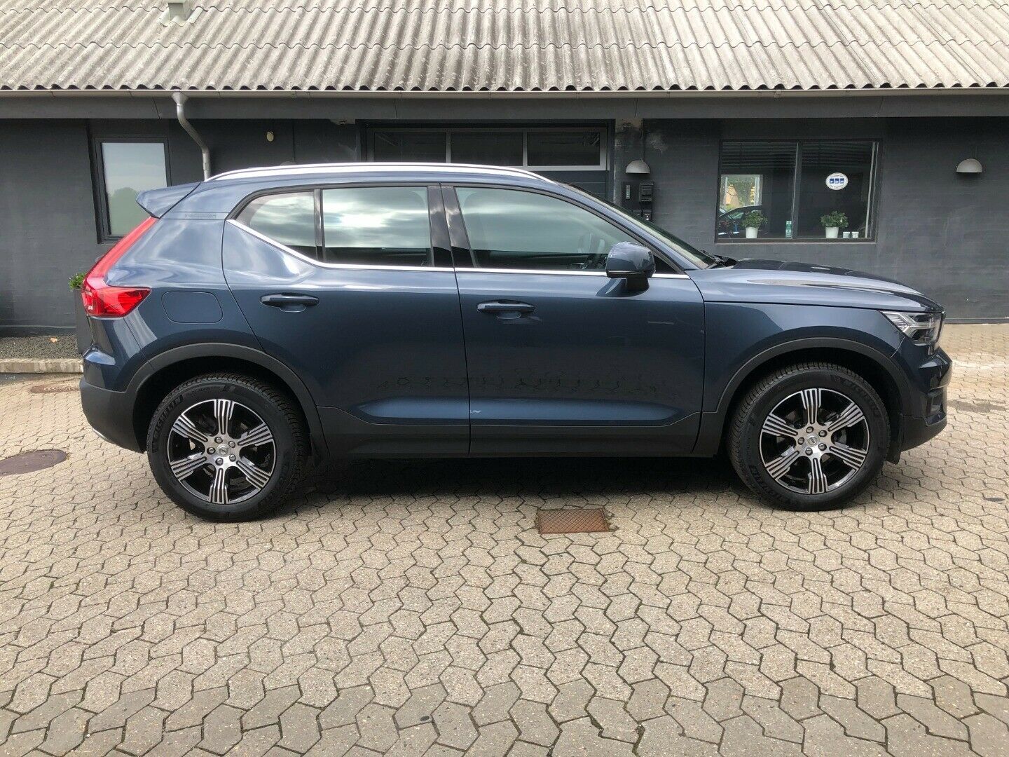 Blå Volvo XC40 fra 2020
