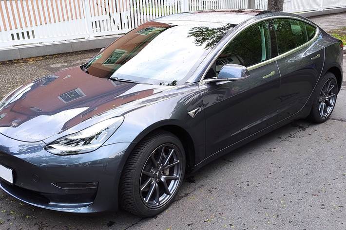 Grå Tesla Model 3 fra 2019