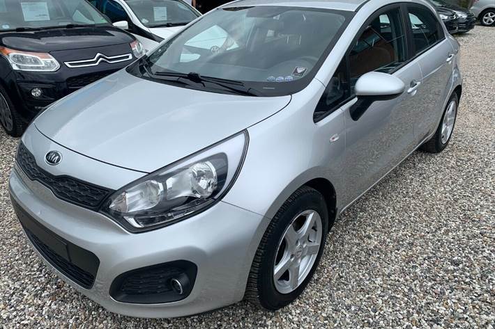 Grå Kia Rio fra 2012