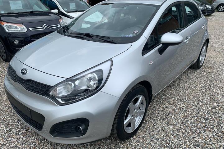 Grå Kia Rio fra 2012