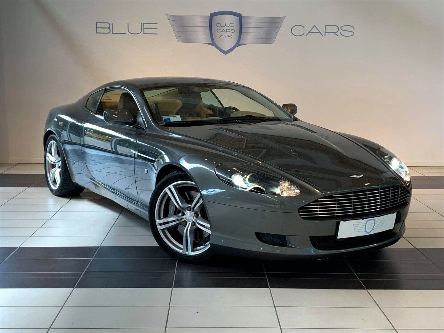 Grå Aston Martin DB9 fra 2007