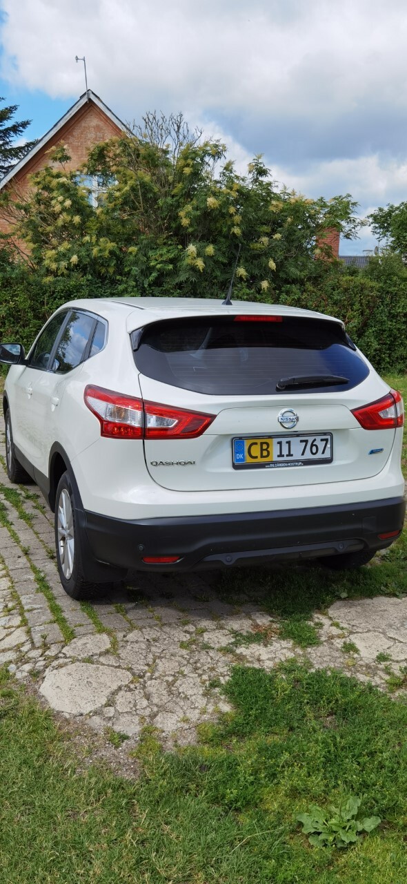 Hvid Nissan Qashqai fra 2015