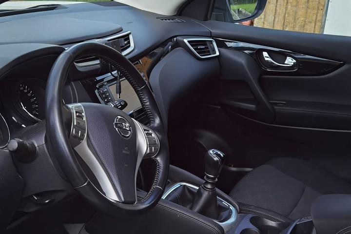 Hvid Nissan Qashqai fra 2015