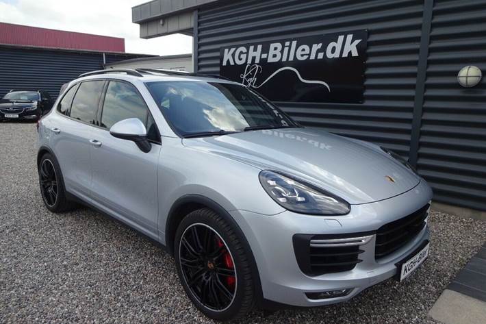 Grå Porsche Cayenne Turbo fra 2014