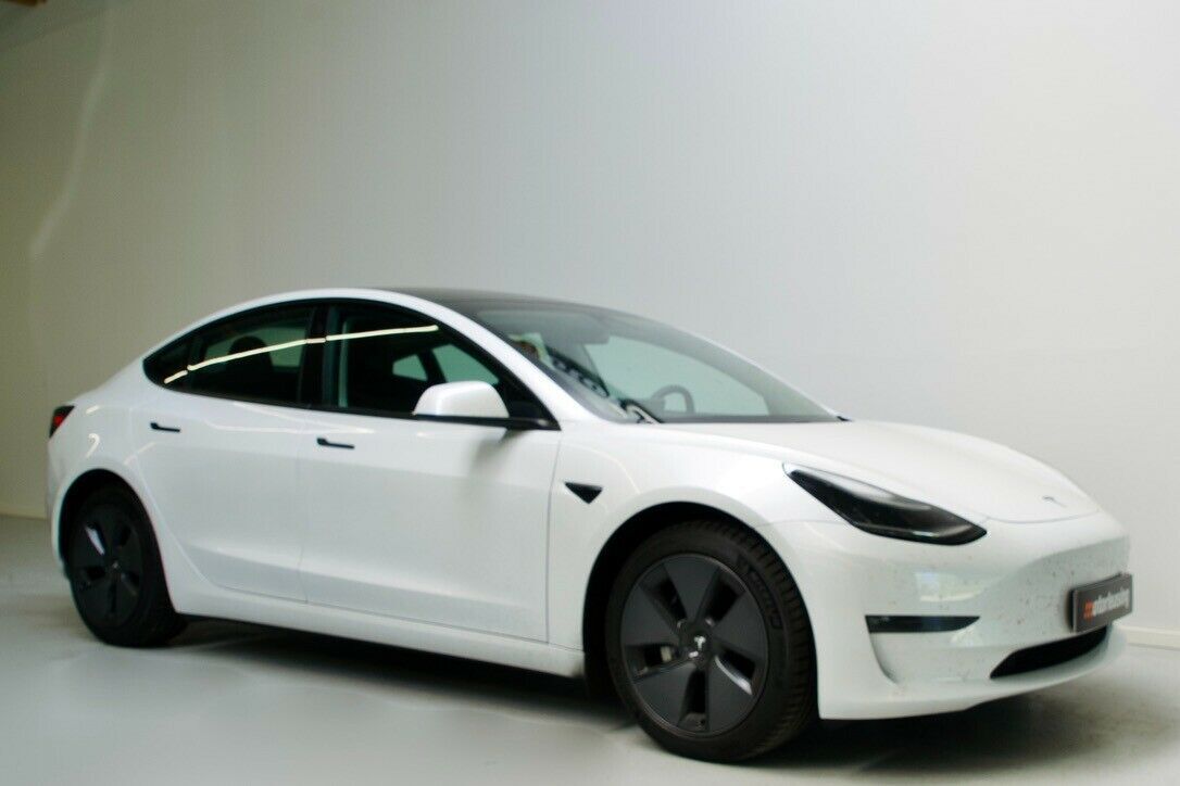 Grå Tesla Model 3 fra 2021