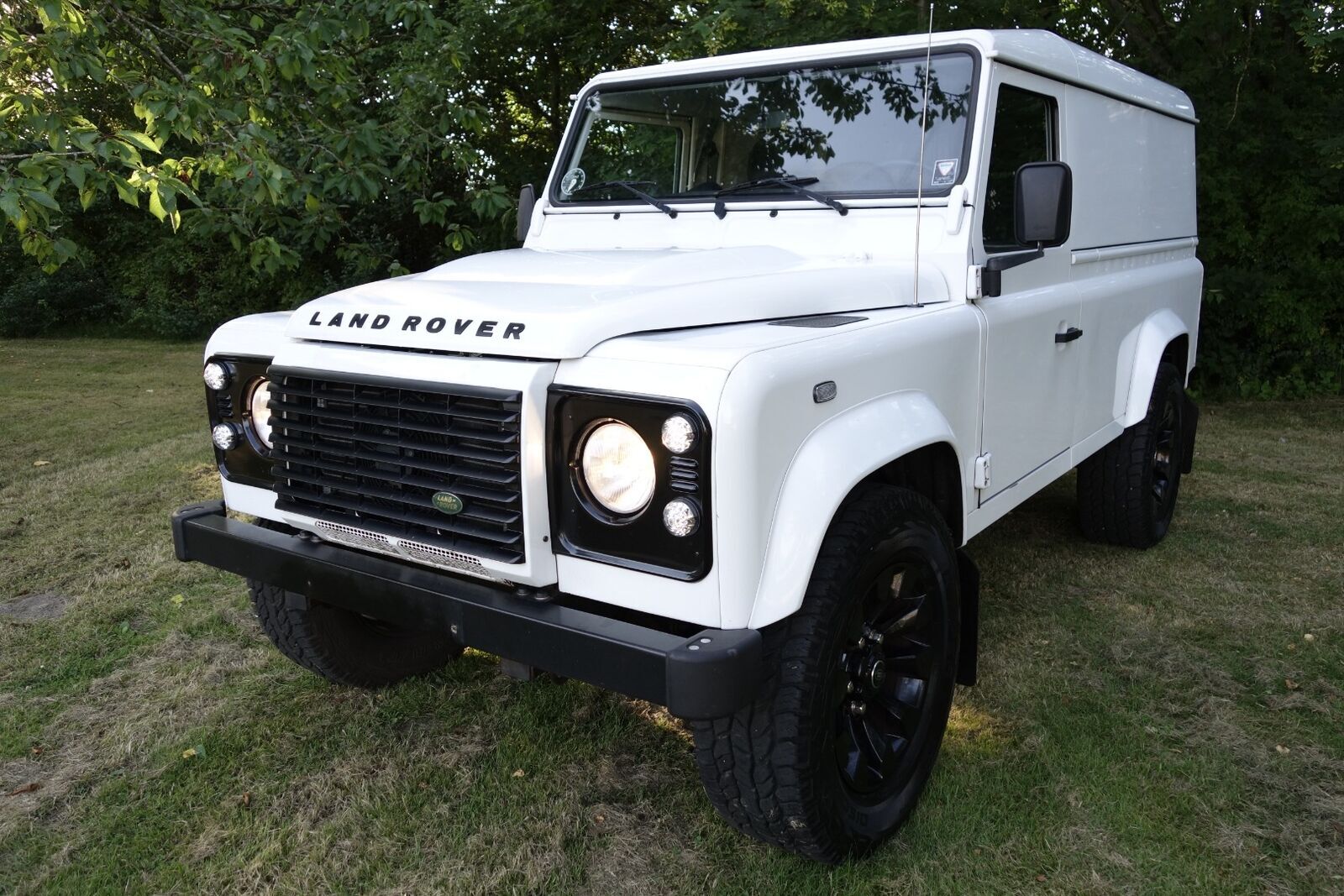 Hvid Land Rover Defender 110 fra 2014